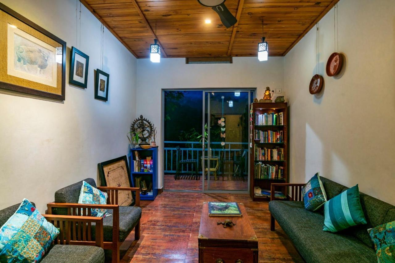 Mistletoe Homestay & Cafe ムンナル エクステリア 写真