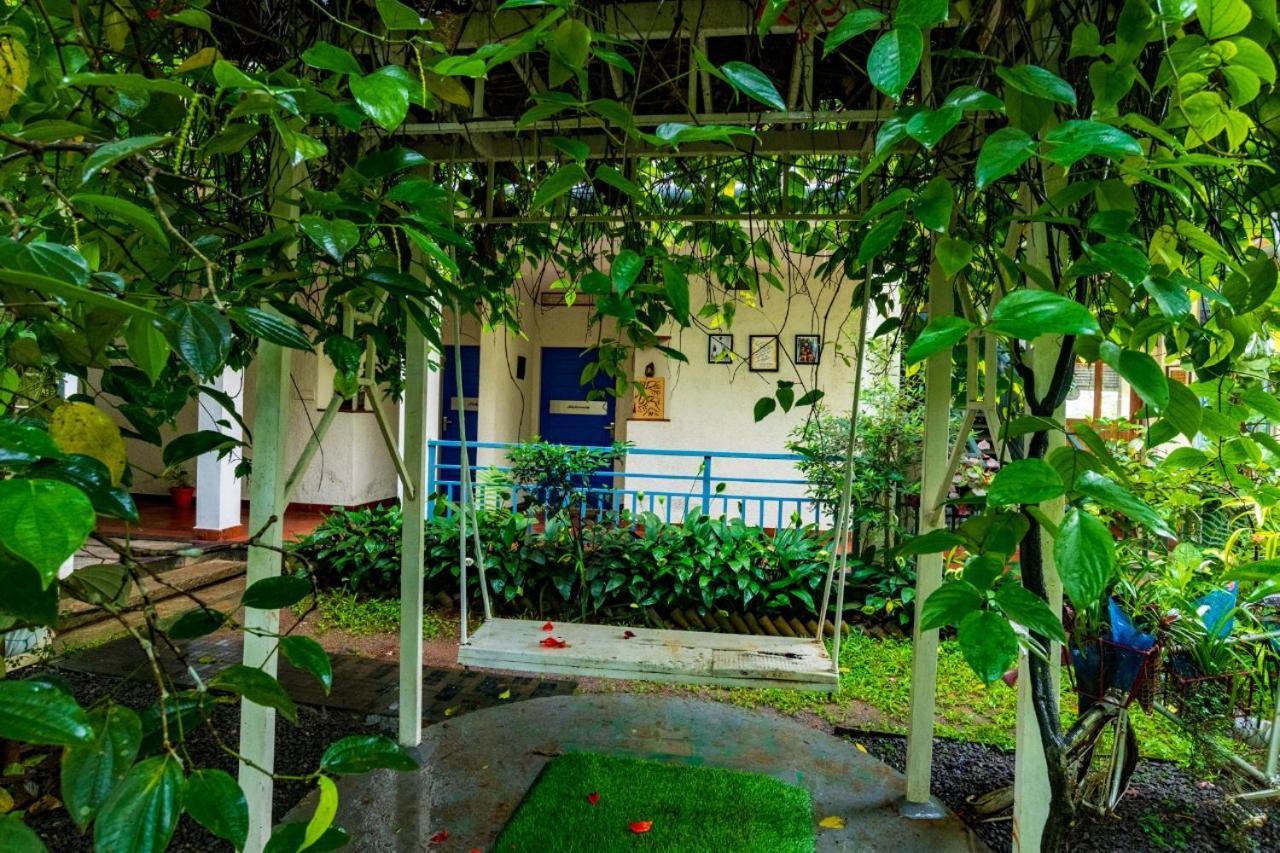 Mistletoe Homestay & Cafe ムンナル エクステリア 写真