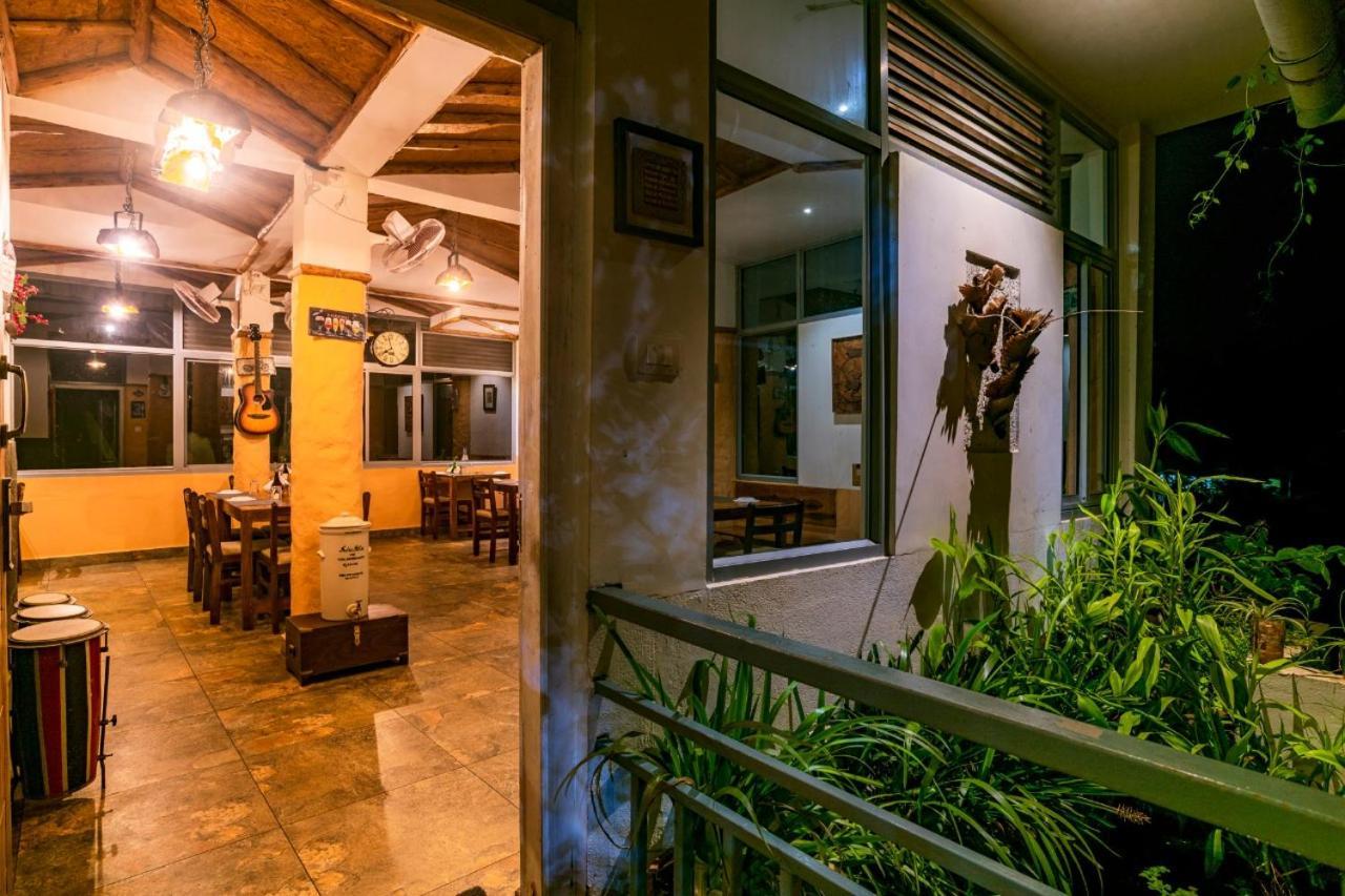 Mistletoe Homestay & Cafe ムンナル エクステリア 写真