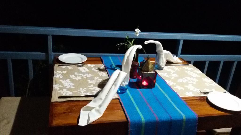 Mistletoe Homestay & Cafe ムンナル エクステリア 写真