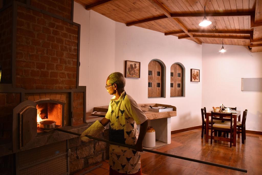 Mistletoe Homestay & Cafe ムンナル エクステリア 写真