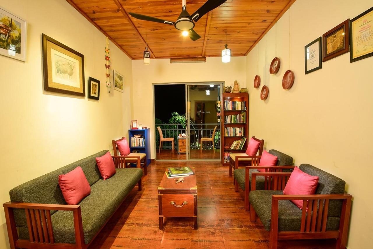 Mistletoe Homestay & Cafe ムンナル エクステリア 写真